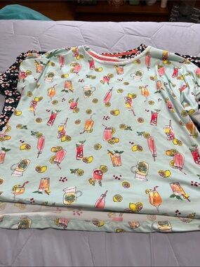 Floral Print Short Sleeve Top - Black with White & Coral Flowers Bundle